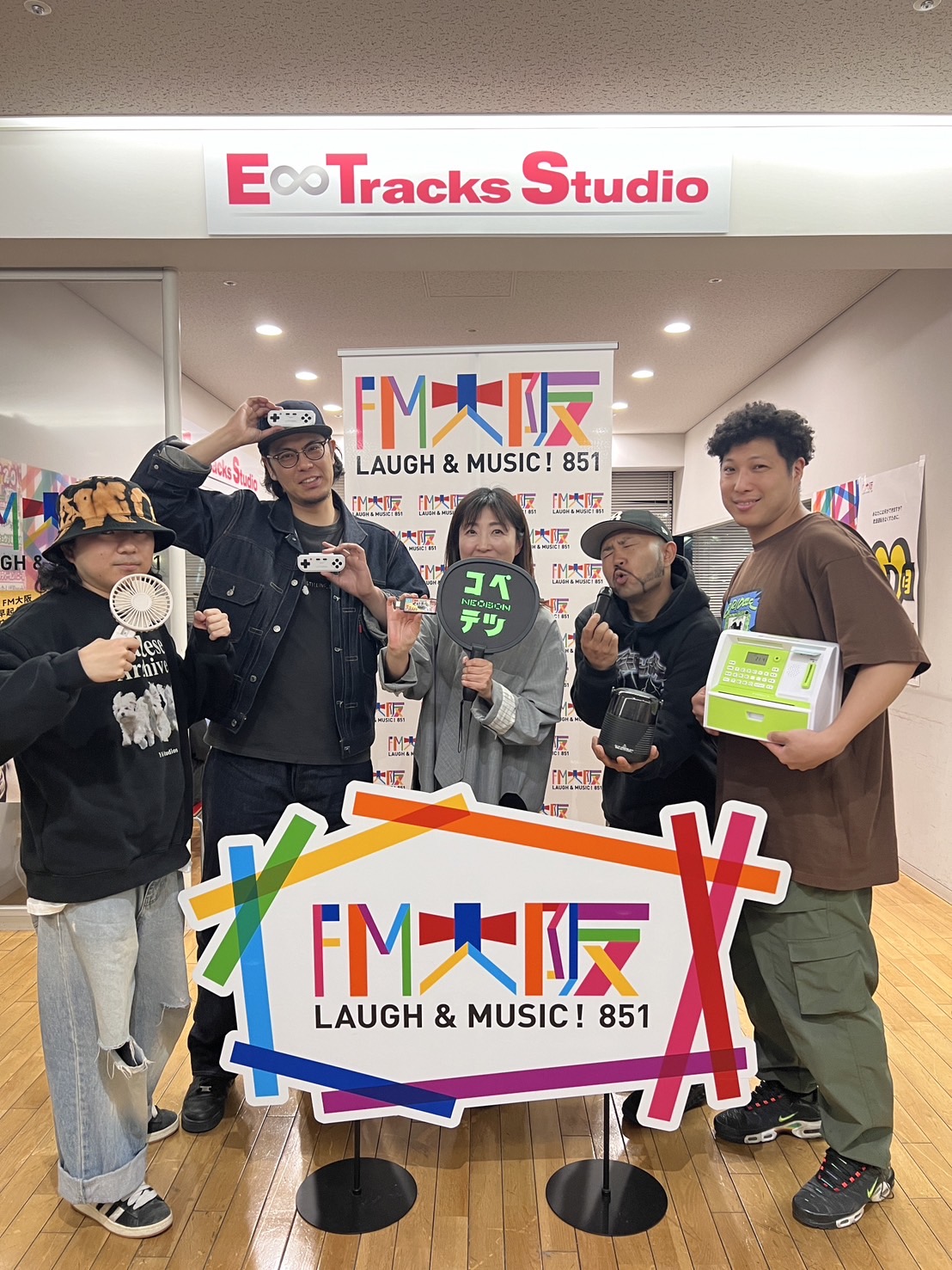 梅田サイファーのKOPERU・teppeiのポッドキャスト番組「ネオボンジン」で『うちわ型推しライト』が登場！ ｜ 株式会社ピーナッツクラブ |  Peanuts Club co.,ltd